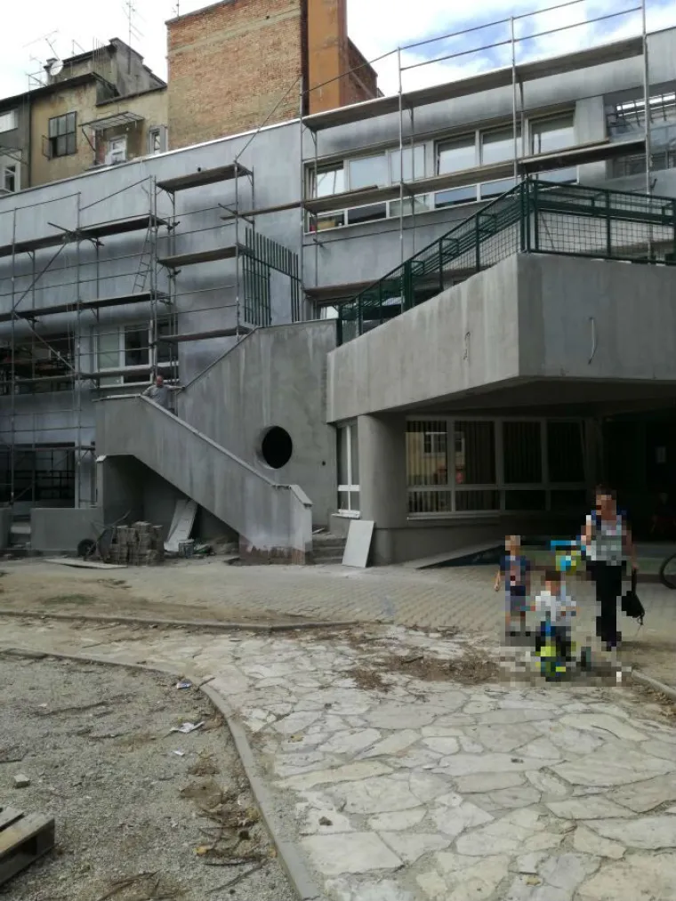 Dječji park u sklopu DV Različak u zagrebačkoj Petrinjskoj ulici. Djeca mjesecima ne mogu boraviti i igrati se u parku jer Grad nema novca kojim bi se dovr&scaron;ila započeta renovacija.