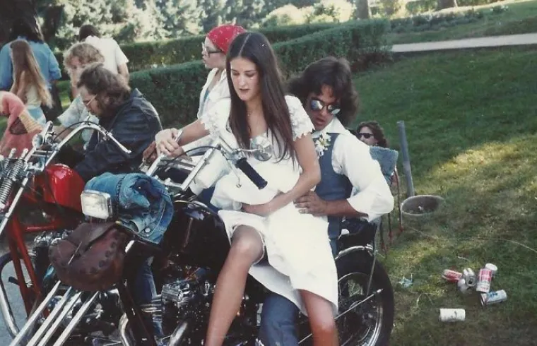 OTKRILI DA SU RODITELJI BILI PUNO VIŠE COOL OD NJIH: Našli fotografije koje su im promijenile mišljenje o 'starcima'