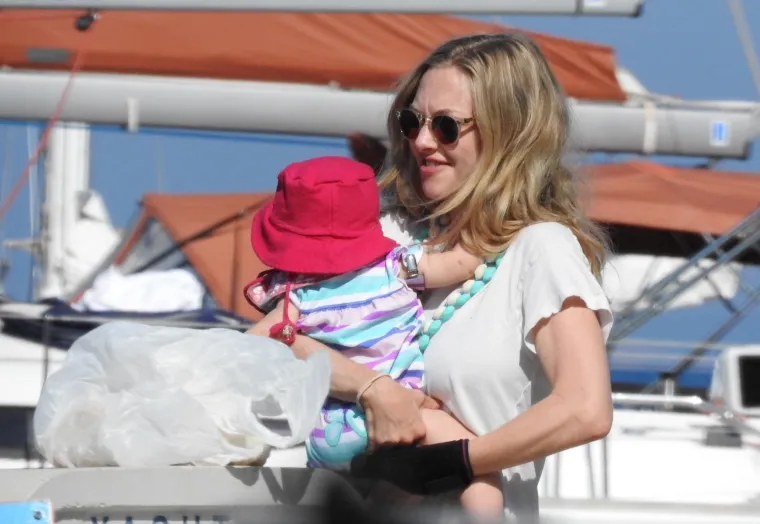 Glumačka postava filma Mamma Mia koji se snima na Vicu imala je slobodan dan pa ga je svatko proveo na svoj način. Glumica Amanda Seyfried provela je dan u društvu svoje kćerkice