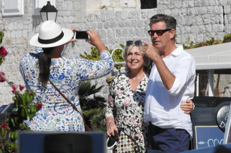 Pierce Brosnan proveo je dan u društvu supruge i prijatelja, a u jednom trenutku mu je supruga pomogla u fotografiranju s obožavateljicom
