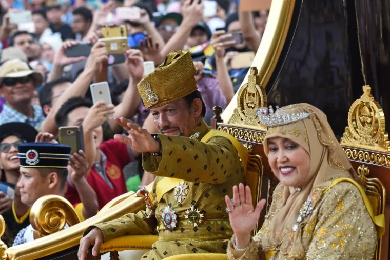 Sultan i kraljica Saleha odmahuju oduševljenim narodnim masama iz svoje kočije
