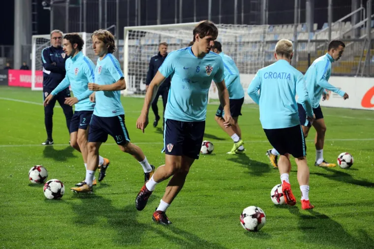 Igrači hrvatske nogometne reprezentacije pripremaju se za kvalifikacijsku utakmicu protiv izabrane vrste Finske. Susret na Rujevici, iznimno bitan za Vatrene koji nemaju pravo na kiks, igra se u petak s početkom u 20:45 sati.
