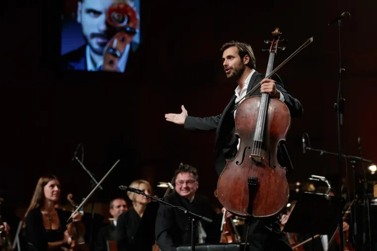 HAUSER U LISINSKOM: Planetarno popularni violončelist zagrebačkoj publici otkrio svoju nježnu stranu