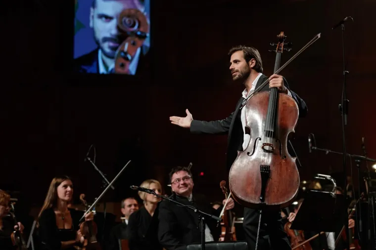 HAUSER U LISINSKOM: Planetarno popularni violončelist zagrebačkoj publici otkrio svoju nježnu stranu