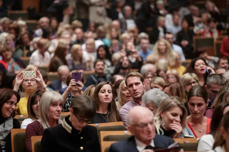 HAUSER U LISINSKOM: Planetarno popularni violončelist zagrebačkoj publici otkrio svoju nježnu stranu