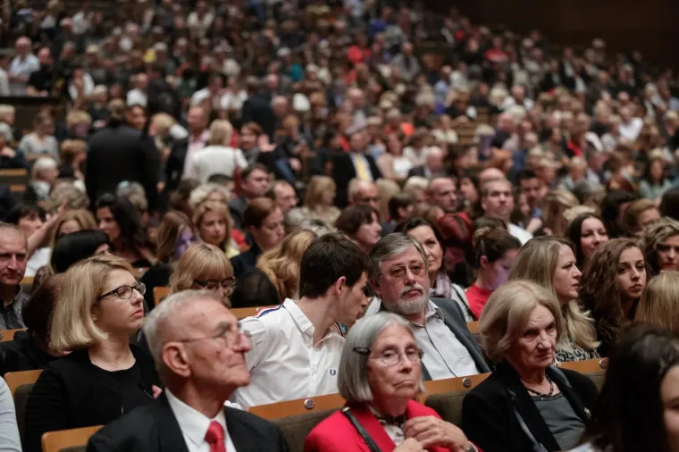 HAUSER U LISINSKOM: Planetarno popularni violončelist zagrebačkoj publici otkrio svoju nježnu stranu