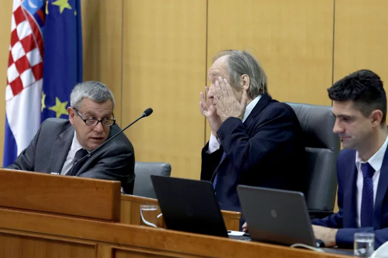 Radin se za vrijeme stanke koju su zatražili zastupnici trudio održati koncentraciju