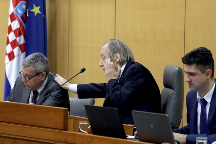 Radin se za vrijeme stanke koju su zatražili zastupnici trudio održati koncentraciju