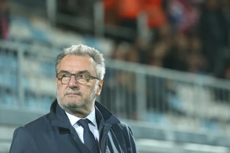 [FOTO] MODRIĆEV VELIKI JUBILEJ: Prije utakmice &Scaron;uker mu uručio prigodni poklon za jubilarni 100. nastup