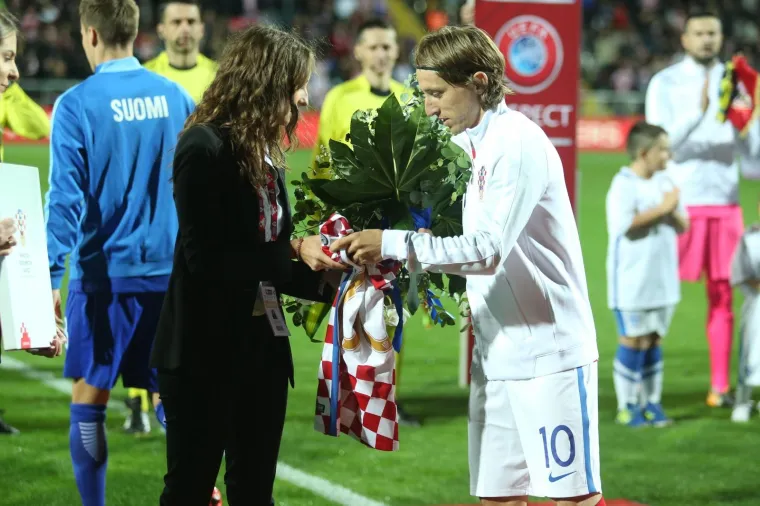 Najbolji hrvatski nogometa&scaron; Luka Modrić je uoči utakmice protiv Finske u 9. kolu kvalifikacija za SP proslavio 100. nastup za Vatrene.  Predsjednik HNS-a Davor &Scaron;uker uručio mu je prigodni dres s brojem 100 i plaketu povodom jubileja.