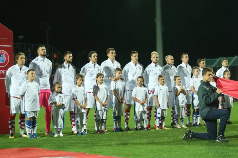 [FOTO] MODRIĆEV VELIKI JUBILEJ: Prije utakmice &Scaron;uker mu uručio prigodni poklon za jubilarni 100. nastup