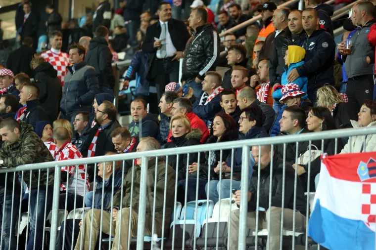 [FOTO] MODRIĆEV VELIKI JUBILEJ: Prije utakmice &Scaron;uker mu uručio prigodni poklon za jubilarni 100. nastup