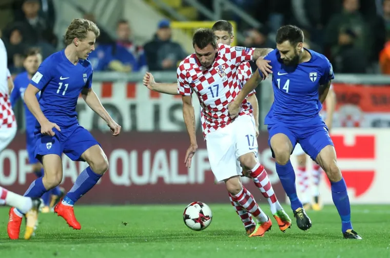 [FOTO] MODRIĆEV VELIKI JUBILEJ: Prije utakmice &Scaron;uker mu uručio prigodni poklon za jubilarni 100. nastup