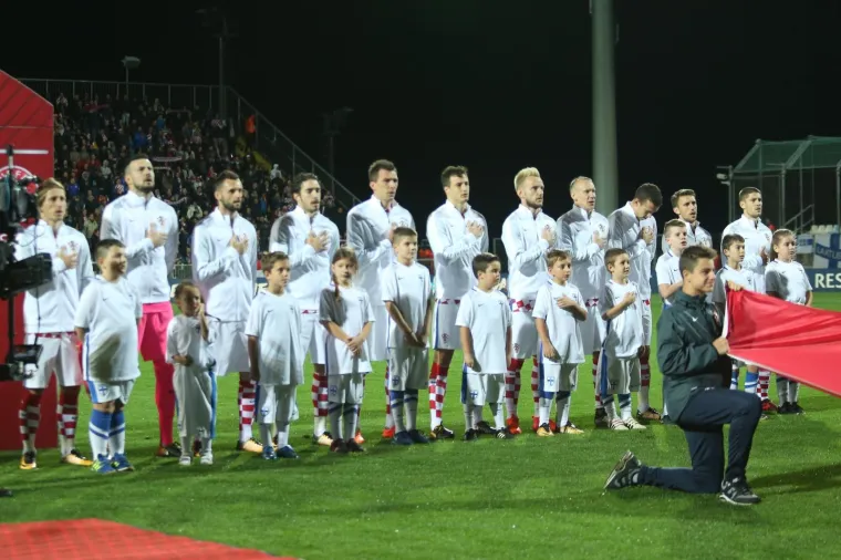 Od aktivnih igrača najbliži pragu Kluba 100 nalazi se branič Vedran Ćorluka sa 95 nastupa.  Modrić je u dresu hrvatske vrste debitirao 1. ožujka 2006. godine na stadionu St. Jakob Park u Baselu u prijateljskom susretu protiv Argentine. Hrvatska je pobijedila 3-2, a Modrić je igrao do 84. minute. Bila je to utakmica velikih obrata. Povela je hrvatska vrsta u 3. minuti golom Ivana Klasnića, izjednačio Carlos Tevez (4), a onda je Lionel Messi u &scaron;estoj minuti zabio za 2-1.