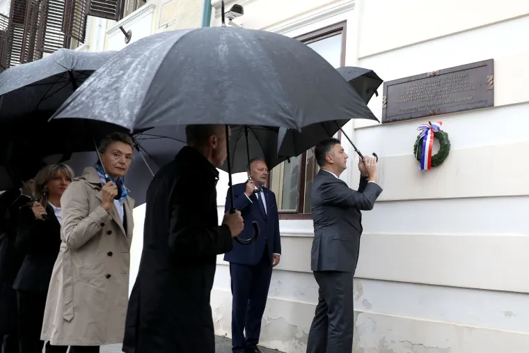 Plenković sa suradnicima položio vijenac povodom obljetnice raketiranja Banskih dvora