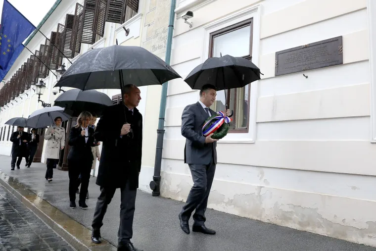 Plenković sa suradnicima položio vijenac povodom obljetnice raketiranja Banskih dvora