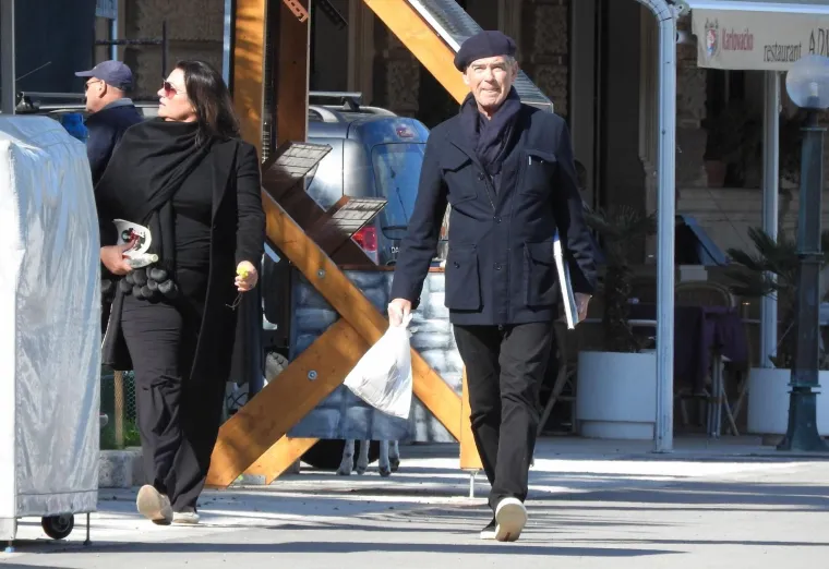 Društvo mu je pravila supruga  Keely Shaye Smith.