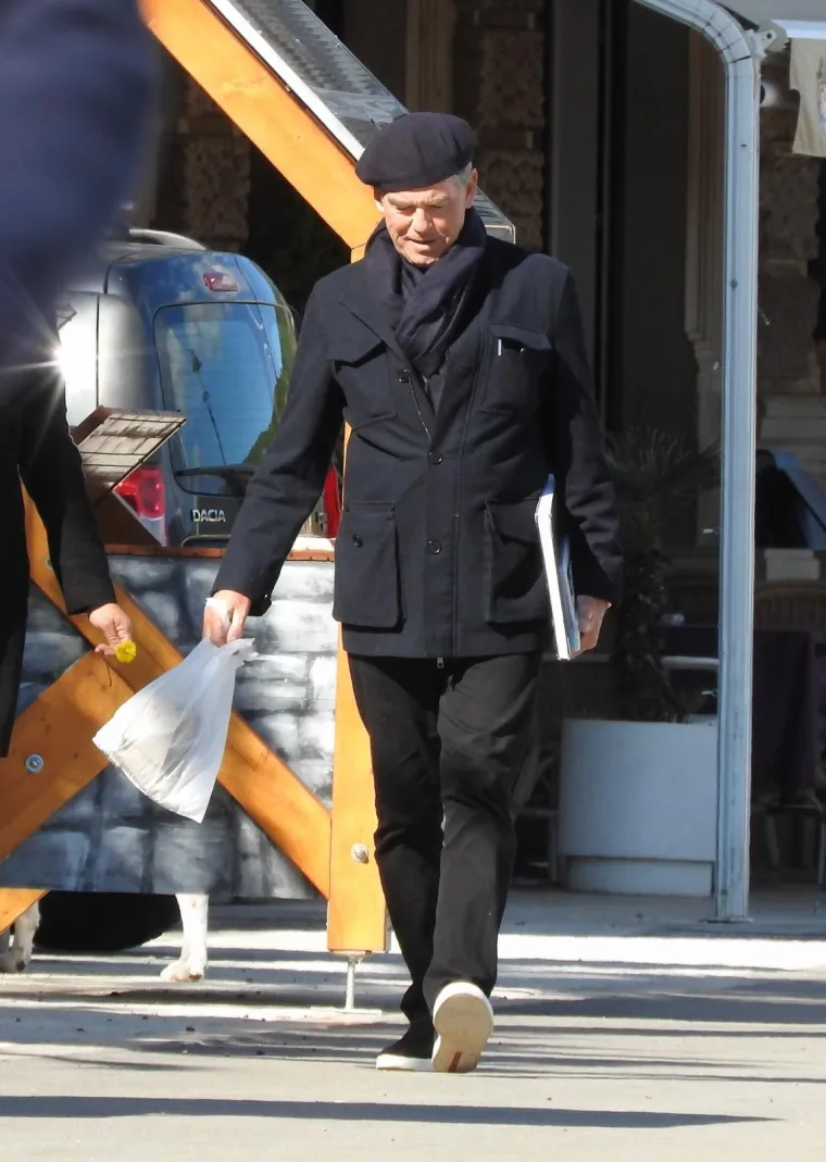 Brosnan u slobodno vrijeme često šeće mjestom., vozi bicikl ili ispija kavu u kafićima.