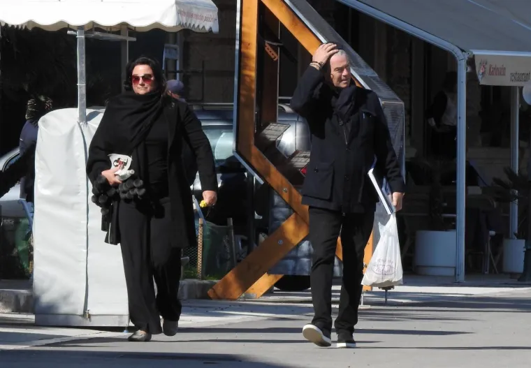 Pierce Brosnan je iskoristio sunčan dan za šetnju otokom Visom.