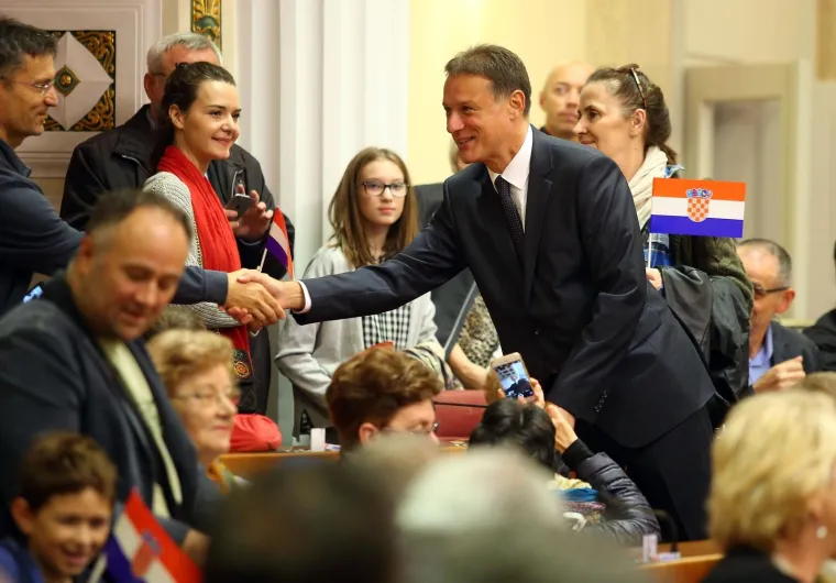 PLENKOVIĆ I JANDROKOVIĆ SE DRUŽILI S GRAĐANIMA U SABORU: Premijer nije mogao odoljeti jednoj bebi