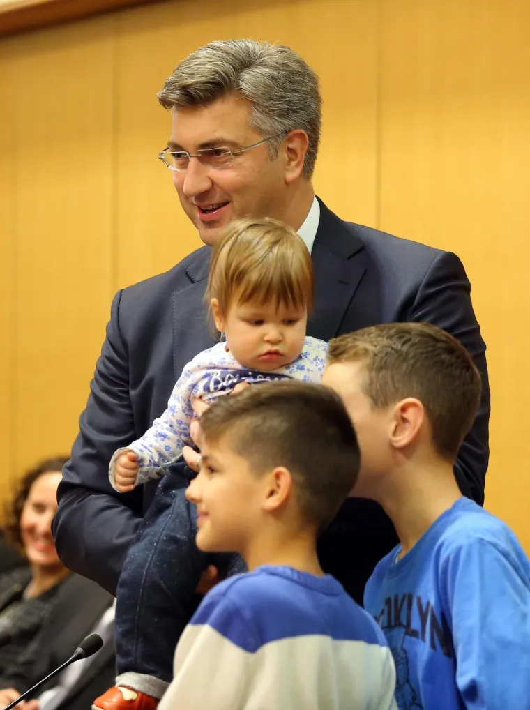 PLENKOVIĆ I JANDROKOVIĆ SE DRUŽILI S GRAĐANIMA U SABORU: Premijer nije mogao odoljeti jednoj bebi