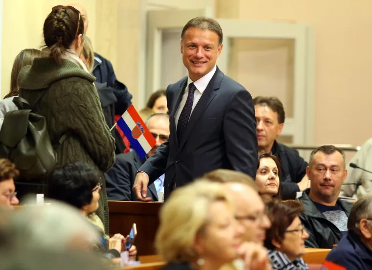 PLENKOVIĆ I JANDROKOVIĆ SE DRUŽILI S GRAĐANIMA U SABORU: Premijer nije mogao odoljeti jednoj bebi