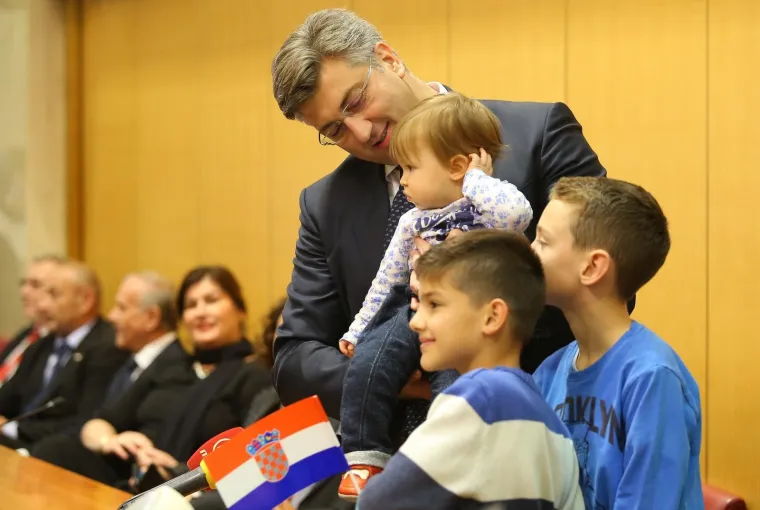 Premijer Andrej Plenković i predsjednik Sabora Gordan Jandroković družili su se danas sa građanima u Hrvatskom saboru povodom Dana neovisnosti.