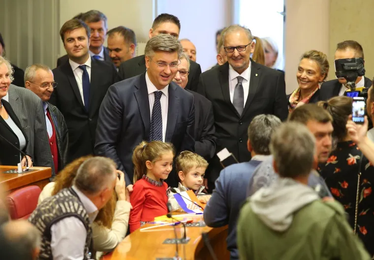 PLENKOVIĆ I JANDROKOVIĆ SE DRUŽILI S GRAĐANIMA U SABORU: Premijer nije mogao odoljeti jednoj bebi