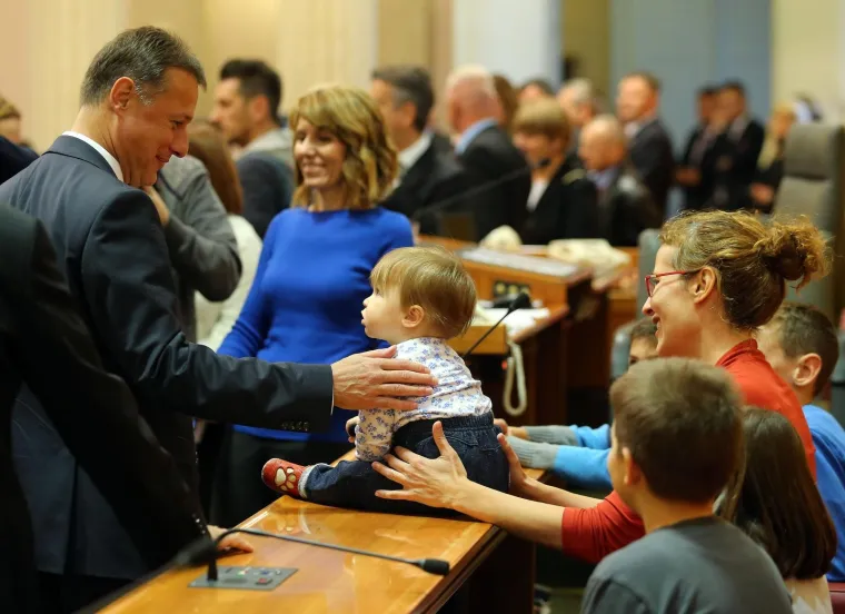 PLENKOVIĆ I JANDROKOVIĆ SE DRUŽILI S GRAĐANIMA U SABORU: Premijer nije mogao odoljeti jednoj bebi