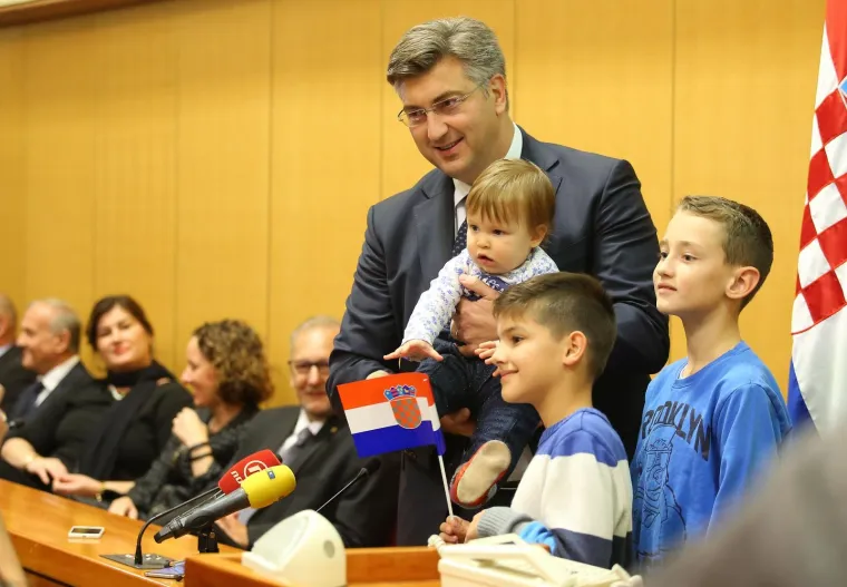 PLENKOVIĆ I JANDROKOVIĆ SE DRUŽILI S GRAĐANIMA U SABORU: Premijer nije mogao odoljeti jednoj bebi