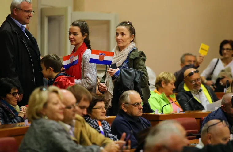 PLENKOVIĆ I JANDROKOVIĆ SE DRUŽILI S GRAĐANIMA U SABORU: Premijer nije mogao odoljeti jednoj bebi