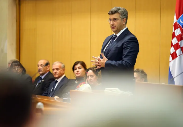 PLENKOVIĆ I JANDROKOVIĆ SE DRUŽILI S GRAĐANIMA U SABORU: Premijer nije mogao odoljeti jednoj bebi