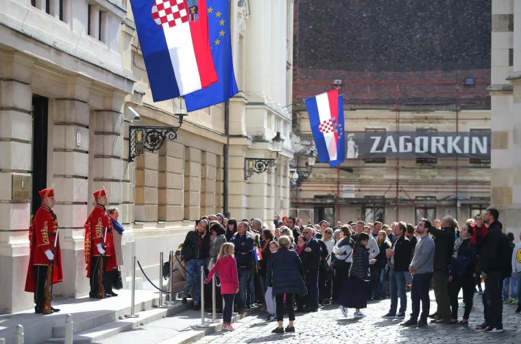 PLENKOVIĆ I JANDROKOVIĆ SE DRUŽILI S GRAĐANIMA U SABORU: Premijer nije mogao odoljeti jednoj bebi