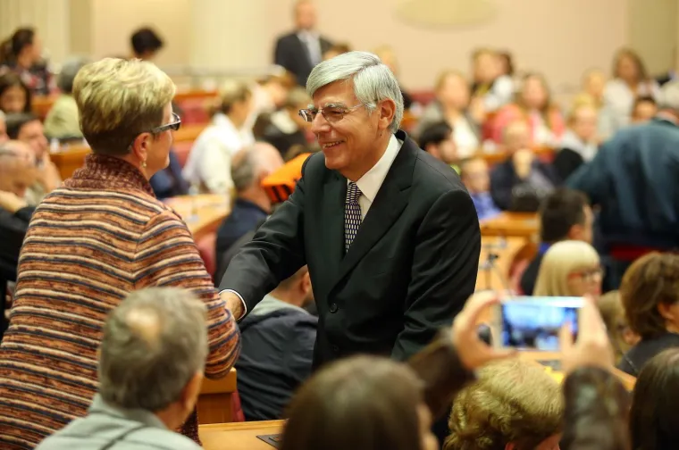 PLENKOVIĆ I JANDROKOVIĆ SE DRUŽILI S GRAĐANIMA U SABORU: Premijer nije mogao odoljeti jednoj bebi
