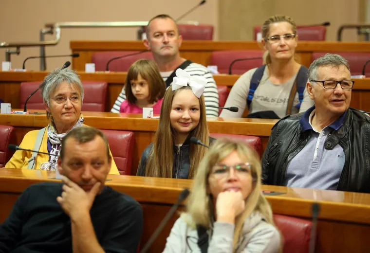 PLENKOVIĆ I JANDROKOVIĆ SE DRUŽILI S GRAĐANIMA U SABORU: Premijer nije mogao odoljeti jednoj bebi