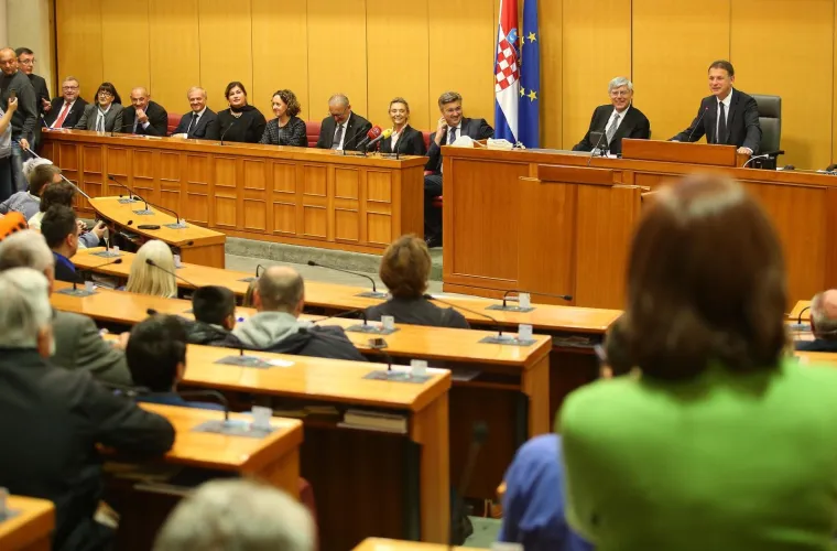 PLENKOVIĆ I JANDROKOVIĆ SE DRUŽILI S GRAĐANIMA U SABORU: Premijer nije mogao odoljeti jednoj bebi