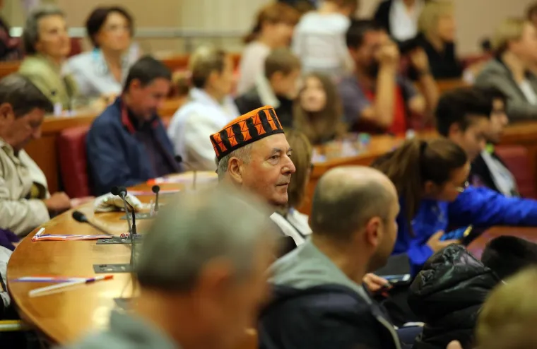 PLENKOVIĆ I JANDROKOVIĆ SE DRUŽILI S GRAĐANIMA U SABORU: Premijer nije mogao odoljeti jednoj bebi