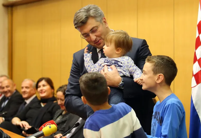 PLENKOVIĆ I JANDROKOVIĆ SE DRUŽILI S GRAĐANIMA U SABORU: Premijer nije mogao odoljeti jednoj bebi
