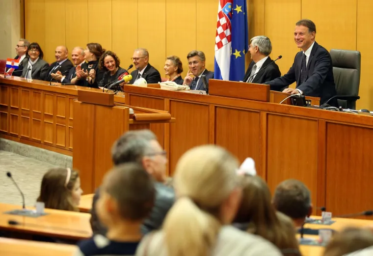 PLENKOVIĆ I JANDROKOVIĆ SE DRUŽILI S GRAĐANIMA U SABORU: Premijer nije mogao odoljeti jednoj bebi