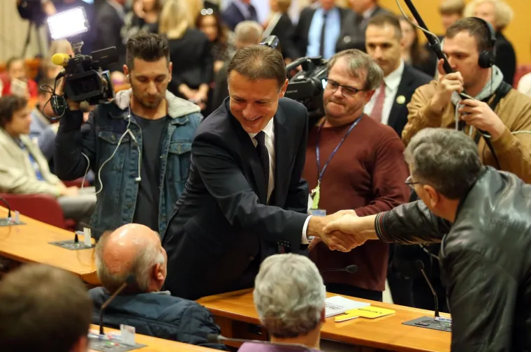 PLENKOVIĆ I JANDROKOVIĆ SE DRUŽILI S GRAĐANIMA U SABORU: Premijer nije mogao odoljeti jednoj bebi