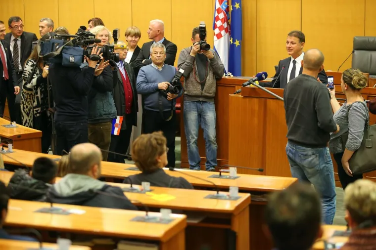 PLENKOVIĆ I JANDROKOVIĆ SE DRUŽILI S GRAĐANIMA U SABORU: Premijer nije mogao odoljeti jednoj bebi