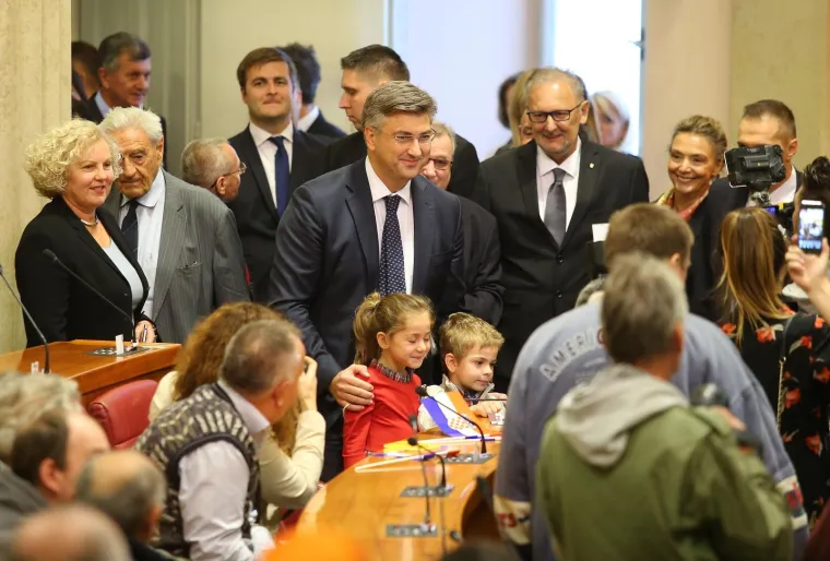 PLENKOVIĆ I JANDROKOVIĆ SE DRUŽILI S GRAĐANIMA U SABORU: Premijer nije mogao odoljeti jednoj bebi