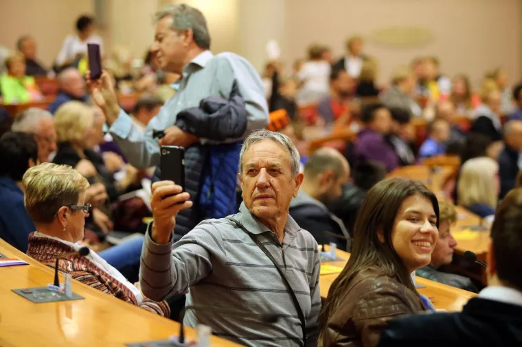 PLENKOVIĆ I JANDROKOVIĆ SE DRUŽILI S GRAĐANIMA U SABORU: Premijer nije mogao odoljeti jednoj bebi