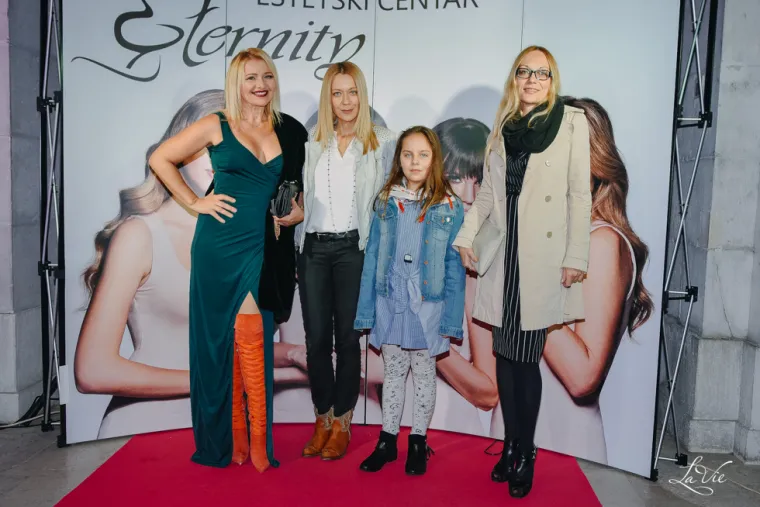 Na reviji su bili brojni poznati Hrvati: Snježana Mehun, Ivana i Jasna Nanut