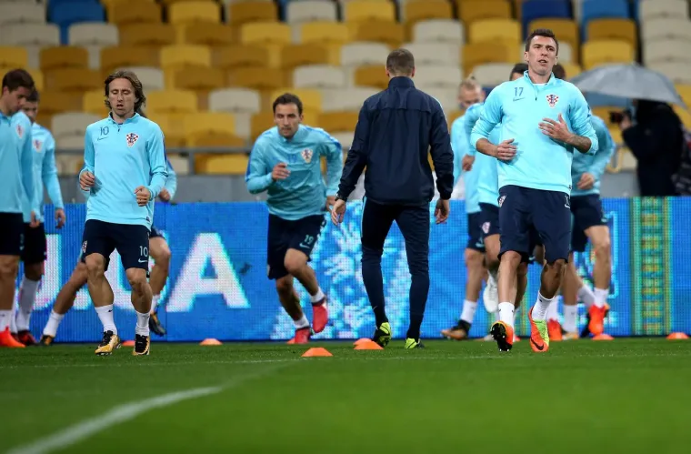 Službene potvrde jo&scaron; uvijek nema, no ohrabrujuće vijesti stižu s treninga hrvatske nogometne reprezentacije u Kijevu na kojem je bio i za utakmicu u Kijevu protiv Ukrajine dvojbeni Mario Mandžukić.