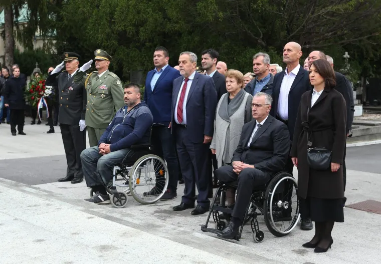 POLOŽENI VIJENCI NA MIROGOJU: Državni vrh odao počast poginulima za domovinu