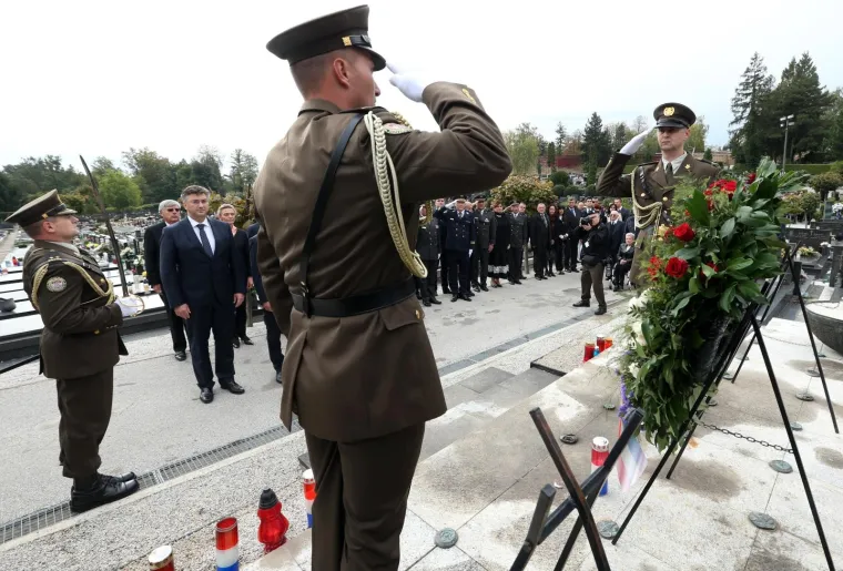 POLOŽENI VIJENCI NA MIROGOJU: Državni vrh odao počast poginulima za domovinu
