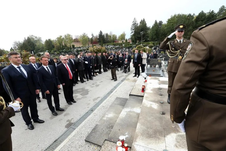 POLOŽENI VIJENCI NA MIROGOJU: Državni vrh odao počast poginulima za domovinu