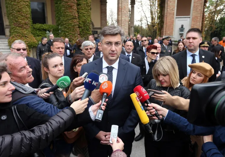 POLOŽENI VIJENCI NA MIROGOJU: Državni vrh odao počast poginulima za domovinu