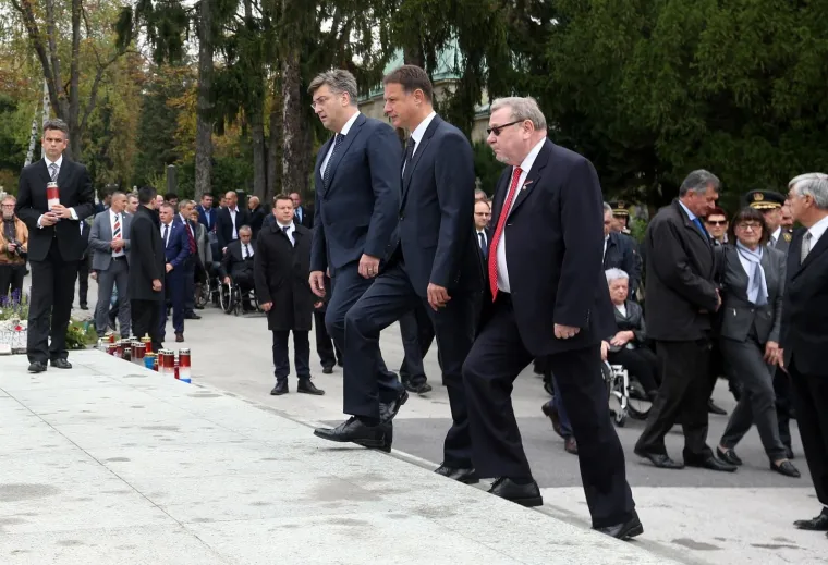 POLOŽENI VIJENCI NA MIROGOJU: Državni vrh odao počast poginulima za domovinu